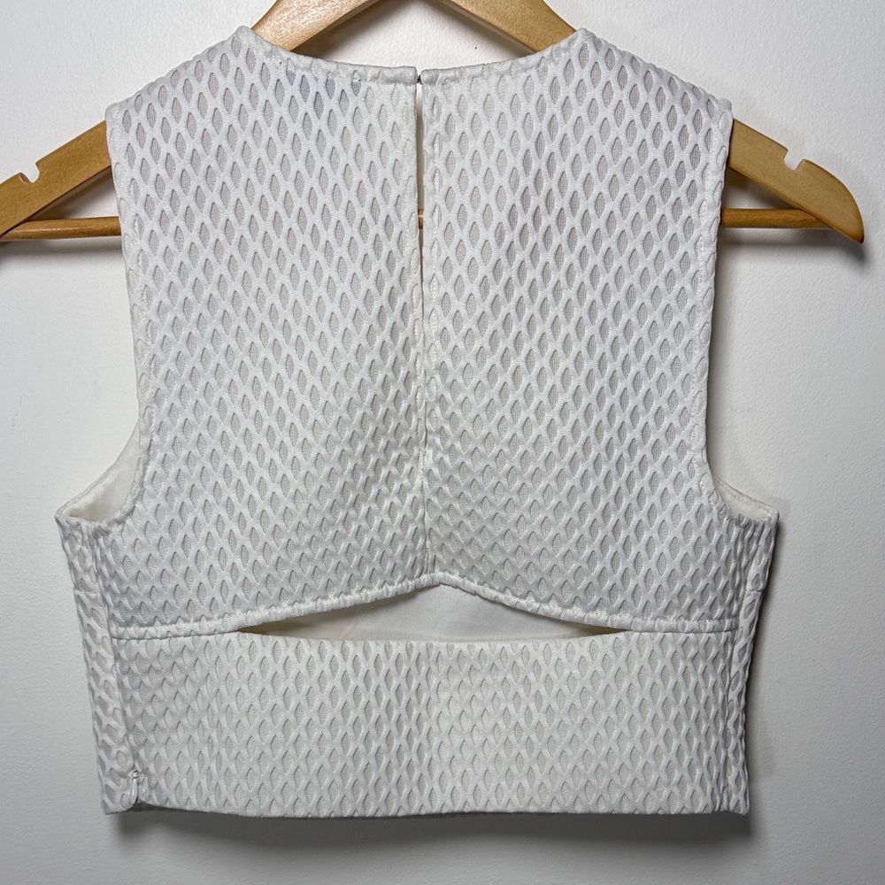 Express White Textured Sleeveless Back Slit Crop Top - Picture 4 of 13